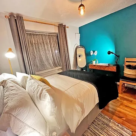 Charming Bedroom In Ballsbridge